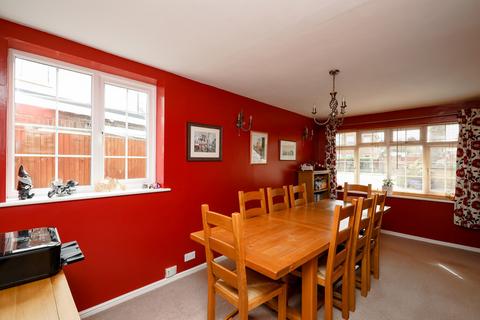 82 Broad Lane, Hampton, TW12 3BG