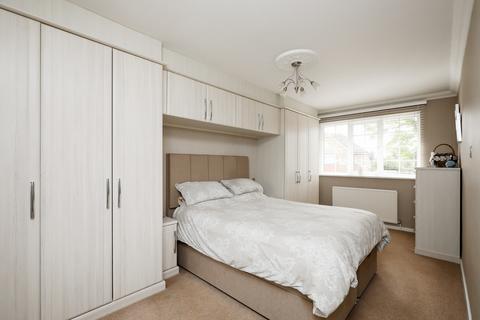 82 Broad Lane, Hampton, TW12 3BG