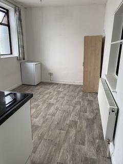 1 bedroom flat to rent, Halls Terrace, Uxbridge