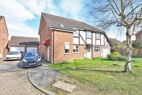 3 bedroom semi-detached house for sale, 20 Hayrick Close, Grove Green