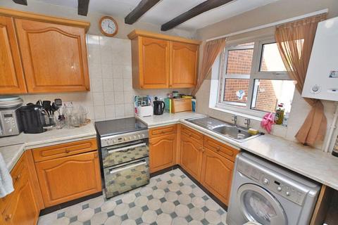 3 bedroom semi-detached house for sale, 20 Hayrick Close, Grove Green