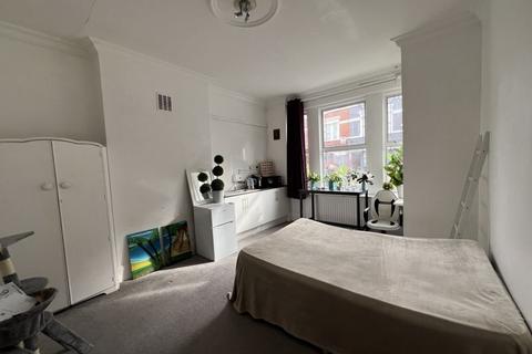 5 bedroom property to rent, Putney Bridge Road, London SW15