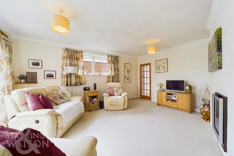 3 bedroom chalet for sale, The Crescent, Thurton, Norwich