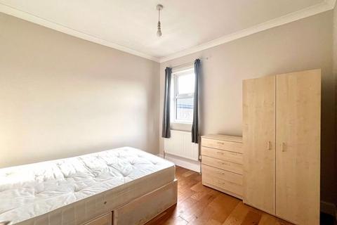 3 bedroom flat to rent, Hoe Street, London E17