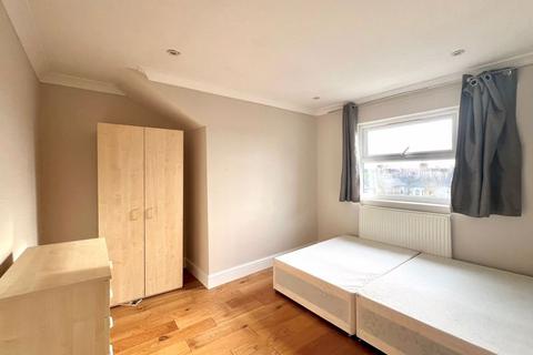 3 bedroom flat to rent, Hoe Street, London E17