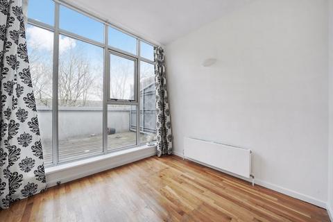2 bedroom apartment to rent, Sky Studios, Canning Town, E16