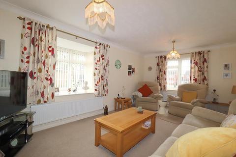 4 bedroom detached house for sale, Wiveton Close, Warden Hills, Luton, Bedfordshire, LU2 7DA