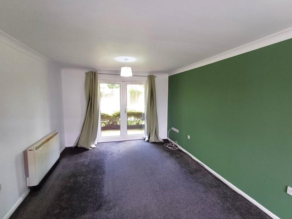 Warren House Walk, Walmley, Sutton... 2 bed flat to rent £850 pcm (£