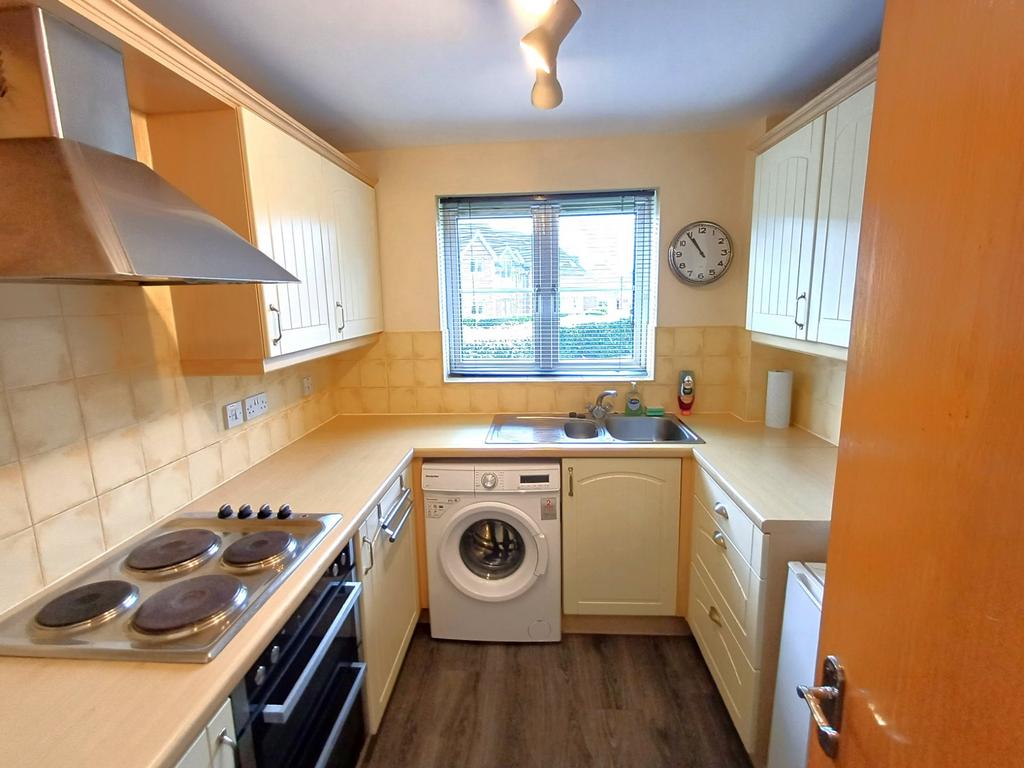 Warren House Walk, Walmley, Sutton... 2 bed flat to rent £850 pcm (£