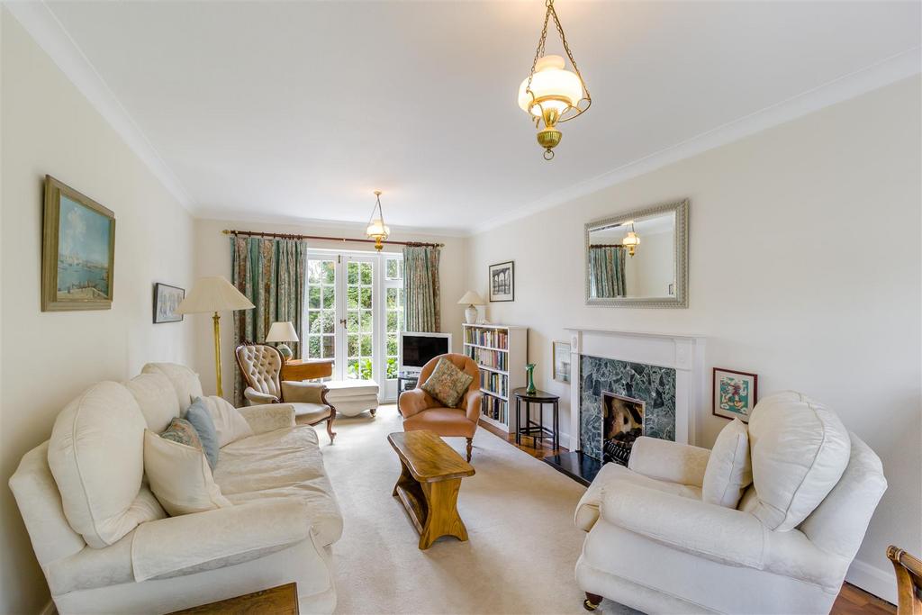 8590176-interior01.jpg