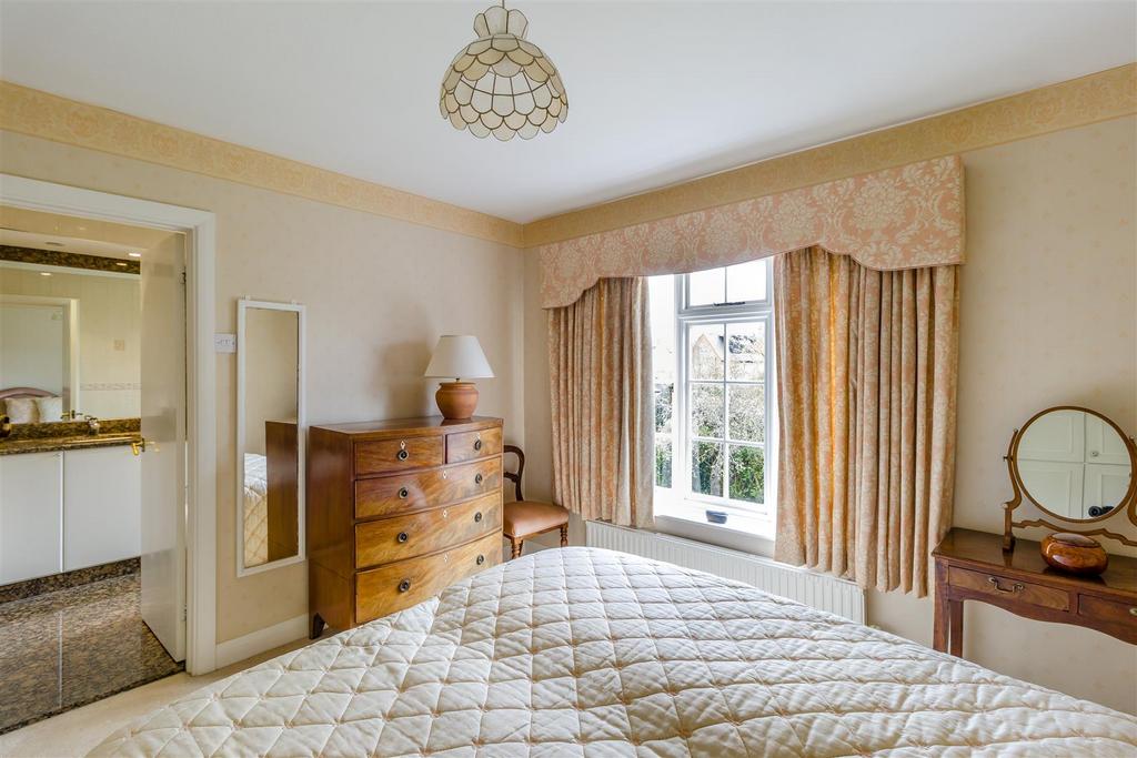 8590176-interior12.jpg