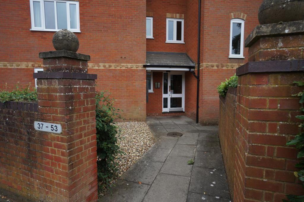 Warren Heath 2 bed flat - £775 pcm (£179 pw)