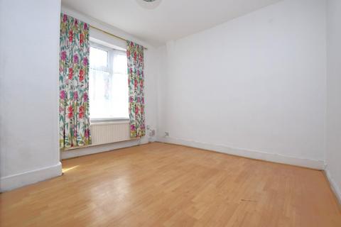 4 bedroom terraced house to rent, Roman Road, Ilford, IG1
