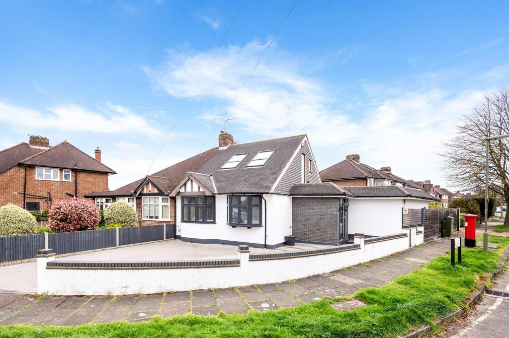 Stoneleigh Crescent, Stoneleigh 4 bed semi-detached bungalow for sale ...