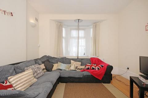 3 bedroom flat to rent, Askew Road, London W12