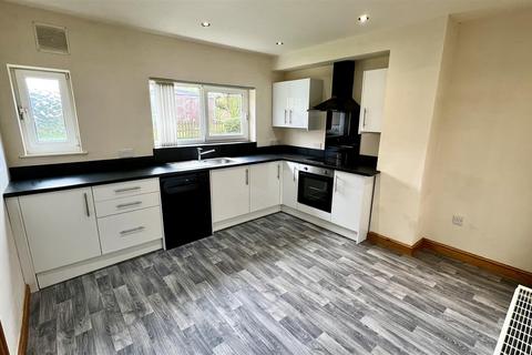 3 bedroom semi-detached house to rent, Manor Rise, Skelmanthorpe, Huddersfield