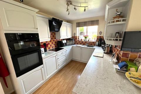 5 bedroom detached house to rent, Godwin Road, Stratton, Swindon