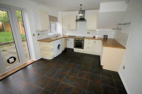 2 bedroom semi-detached house to rent, Yately Close, Luton