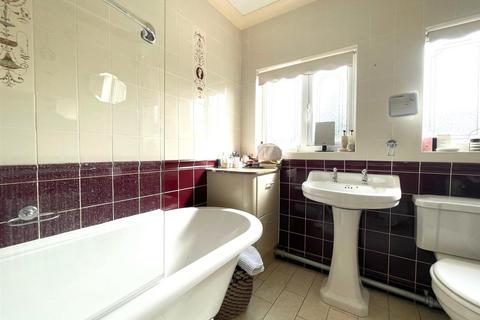 8 Cliff Road, Hornsea, HU18 1LL