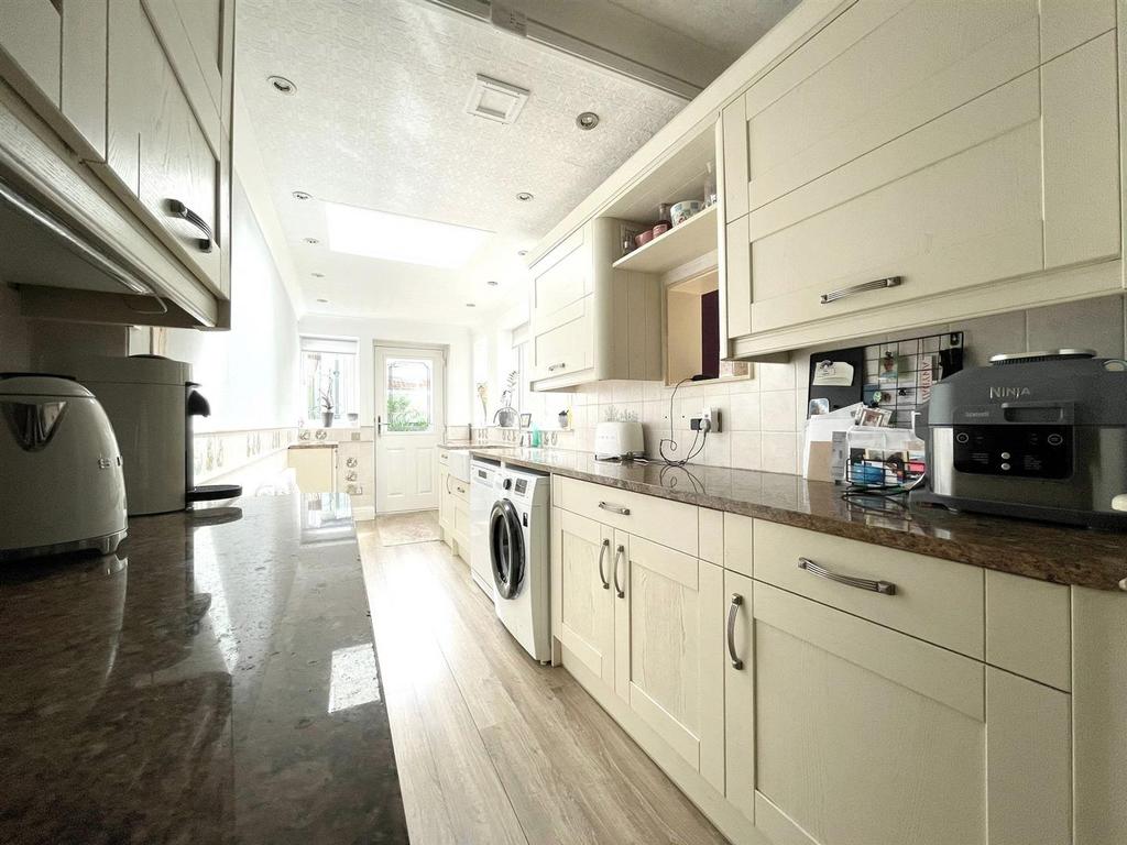 Kitchen 2.jpg