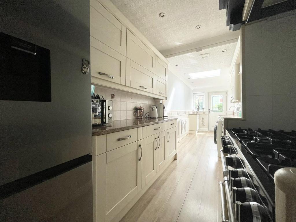 Kitchen 4.jpg
