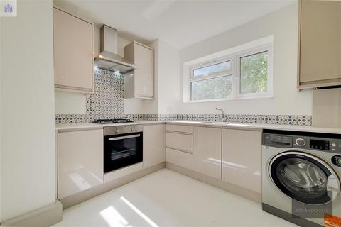 4 bedroom apartment to rent, Studley Road, Stockwell