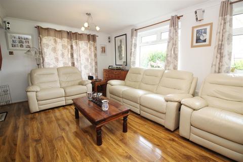 1 bedroom in a house share to rent, Charm Close, Horley