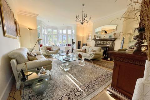 17 Little Forest Road, Bournemouth, BH4 9NN
