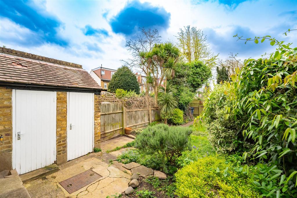 24 Beaconsfield Garden 2.jpg