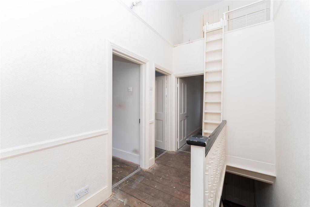 24 Beaconsfield Landing.jpg