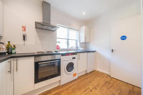 4 bedroom flat to rent, Beaufort Road, Kingston Upon Thames KT1