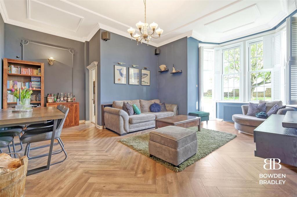 Lounge/Dining Area