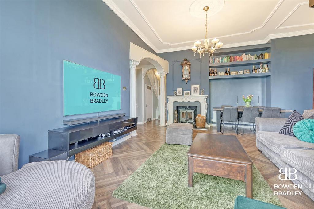 Lounge/Dining Area