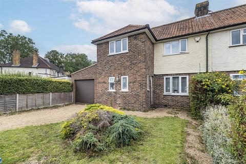 40 Brettgrave, Epsom, KT19 8QY
