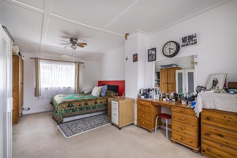 40 Brettgrave, Epsom, KT19 8QY