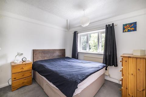 40 Brettgrave, Epsom, KT19 8QY