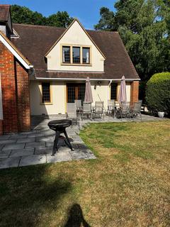 2 bedroom detached house to rent, Winkfield Road, Ascot SL5