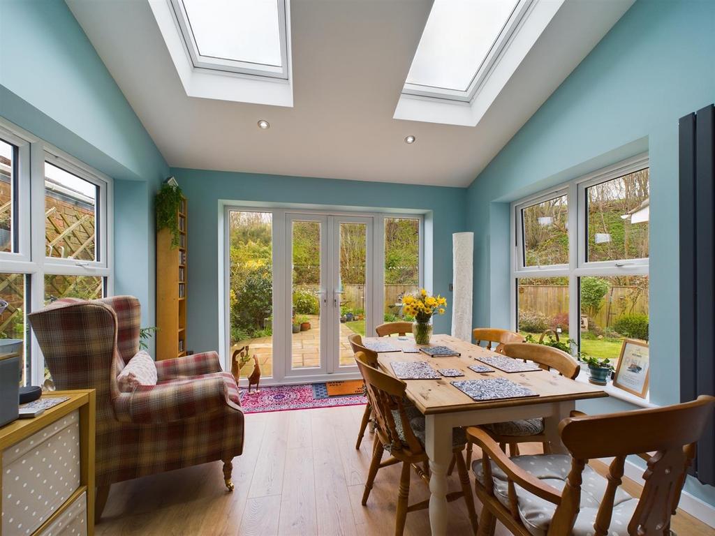 Dining room: