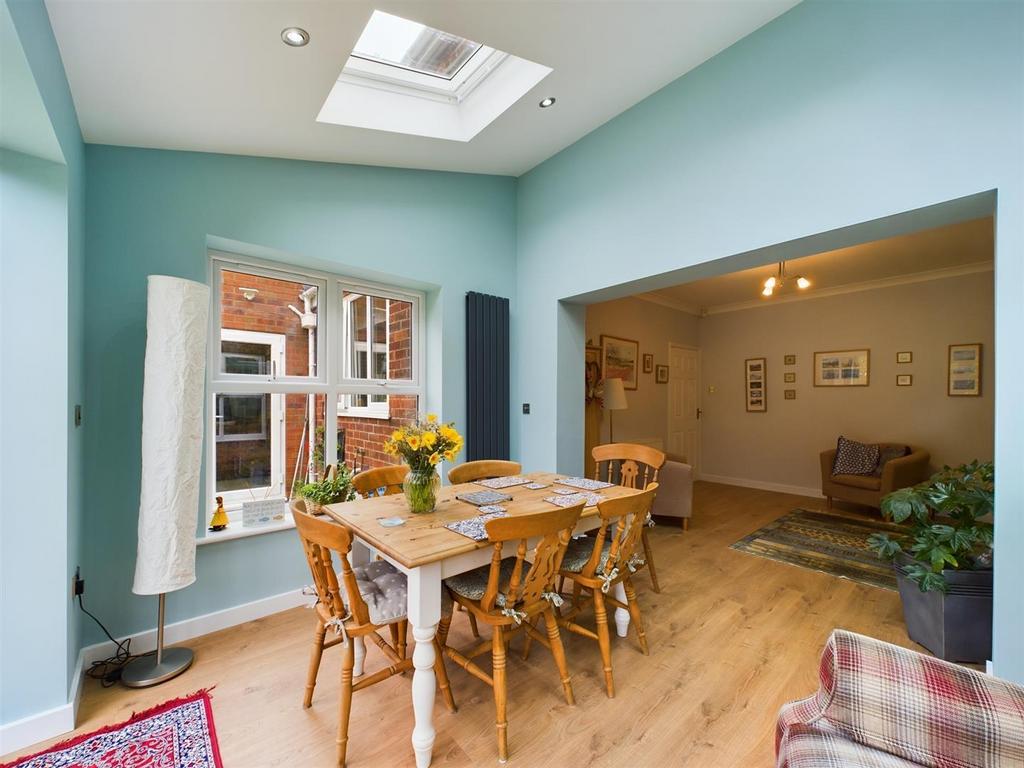 Dining room:
