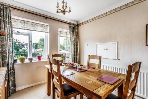 37 Lodge Close, Fetcham, Leatherhead, KT22 9QZ