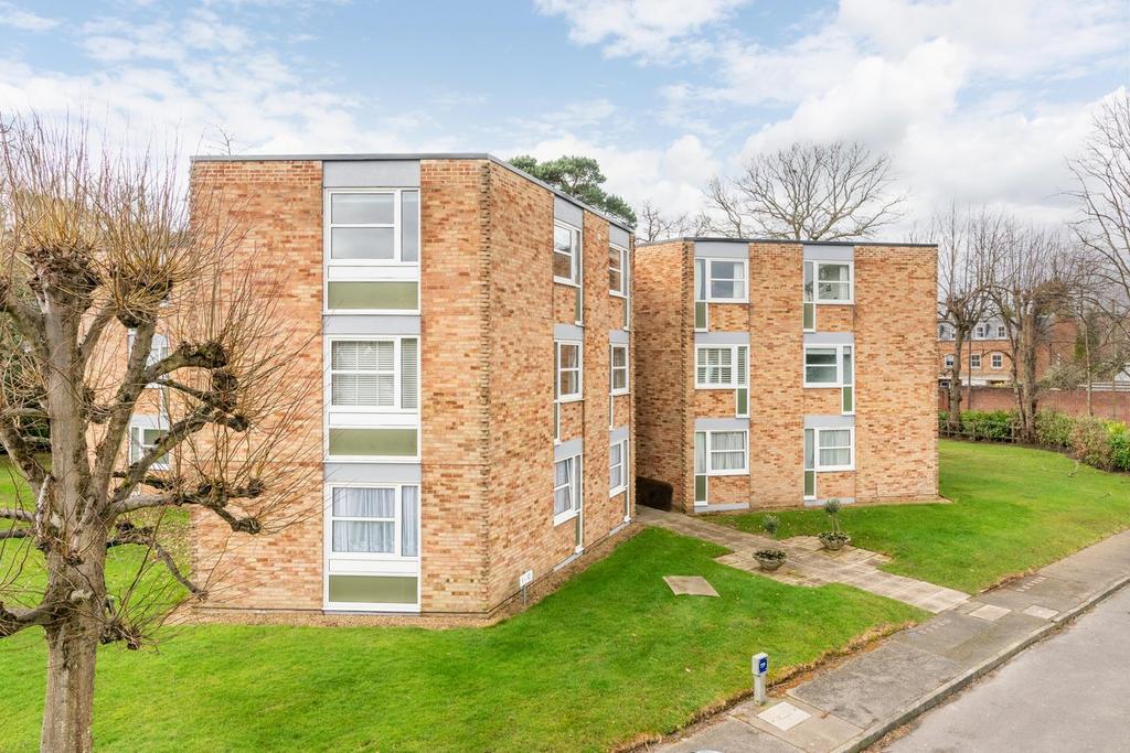 Heathside, Weybridge, KT13 2 bed apartment for sale £385,000