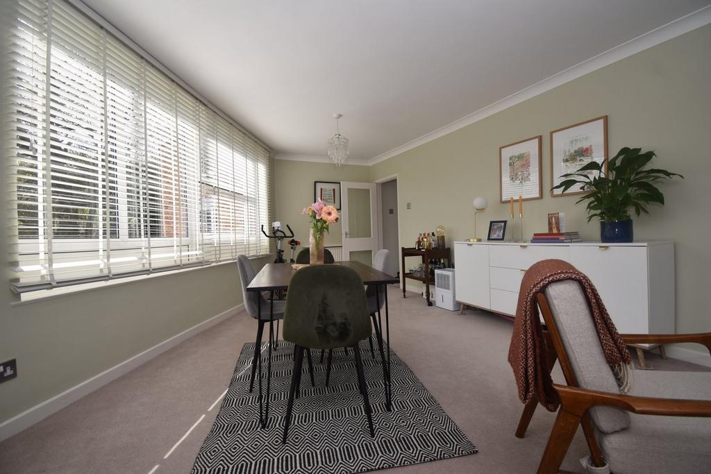 Heathside, Weybridge, KT13 2 bed apartment for sale £385,000