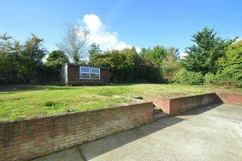 3 bedroom end of terrace house for sale, LARGE GARDEN * SANDOWN