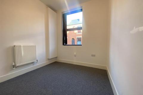 2 bedroom terraced house to rent, Ash Street, Salford
