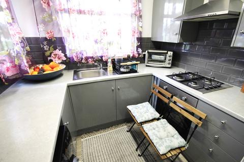 2 bedroom apartment to rent, West Park Grove, Leeds, LS8