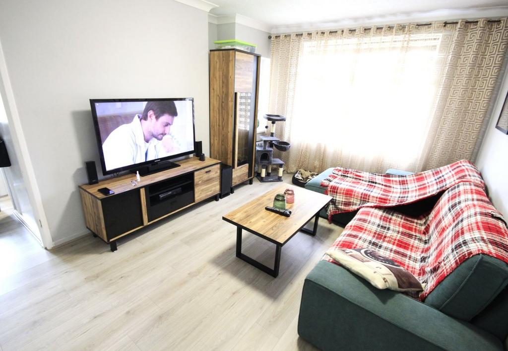 West Park Grove, Leeds, LS8 2 bed apartment £950 pcm (£219 pw)