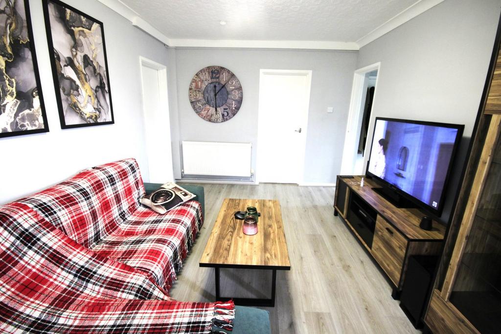 West Park Grove, Leeds, LS8 2 bed apartment £950 pcm (£219 pw)
