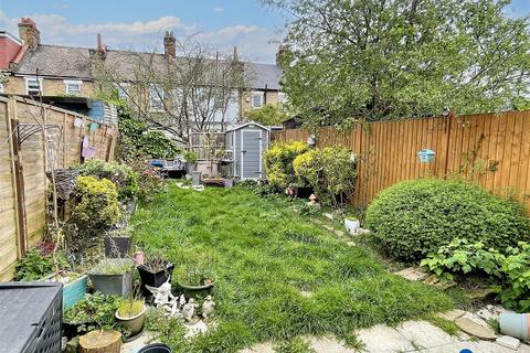119 Henniker Gardens, London, E6 3HT