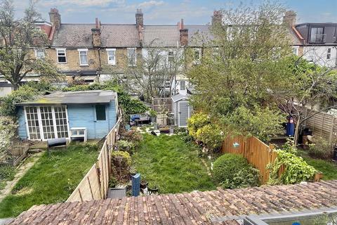 119 Henniker Gardens, London, E6 3HT