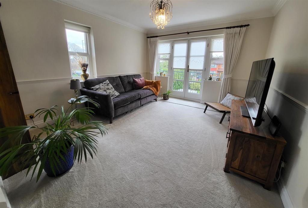 LIVING / DINING ROOM (pic 2)